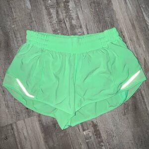 Green Lululemon Hotty Hot shorts 2.5”